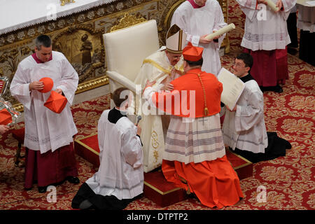 Basilica di San Pietro e il Vaticano. Il 22 febbraio, 2014. Foto del concistoro di oggi che per la prima volta il Papa emerito assistito. Credito: Davvero Facile Star/Alamy Live News Foto Stock