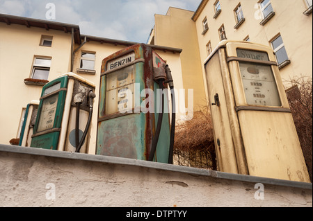 In vecchio stile benzina diesel benzina pompa carburante dispenser design retrò abbandonati su un vecchio garage in disuso e il piazzale antistante Foto Stock