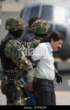 Città del Messico. Il 22 febbraio, 2014. Marina militare messicano soldati escort Joaquin Guzman Loera (1R), alias "El Chapo Guzman', leader del cartello di Sinaloa, durante il suo spettacolo fino di fronte alla stampa, alla Marina militare messicano hangar a Città del Messico, capitale del Messico, il 22 febbraio, 2014. Il Presidente messicano Enrique Peña Nieto sabato ha confermato la cattura del mondo più ricercati del signore di droga, Joaquin Guzman Loera, conosciuta come El Chapo, nel Pacific resort di Mazatlan. Credito: Zhang Jiayang/Xinhua/Alamy Live News Foto Stock