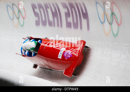 Sochi, Krai Krasnodar, Russia. Il 22 febbraio, 2014. Italia sled numero 1 pilotato da Simone BERTAZZO in azione durante la seconda esecuzione di uomini del quattro-uomo Bob della concorrenza dal Sanki Centro di scorrimento, cluster di montagna - XXII Giochi Olimpici Invernali Credito: Azione Sport Plus/Alamy Live News Foto Stock