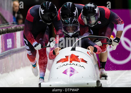 Sochi, Krai Krasnodar, Russia. Il 22 febbraio, 2014. Canada sled numero 1 pilotato da Chris primavera all'inizio della prima esecuzione di uomini del quattro-uomo Bob della concorrenza dal Sanki Centro di scorrimento, cluster di montagna - XXII Giochi Olimpici Invernali Credito: Azione Sport Plus/Alamy Live News Foto Stock