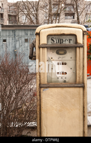 In vecchio stile benzina diesel benzina pompa carburante dispenser design retrò abbandonati su un vecchio garage in disuso e il piazzale antistante Foto Stock