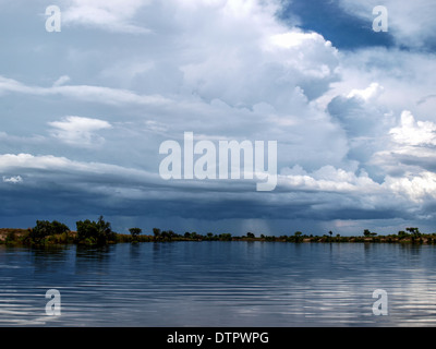 Fiume Chobe paesaggio con cielo velato Foto Stock