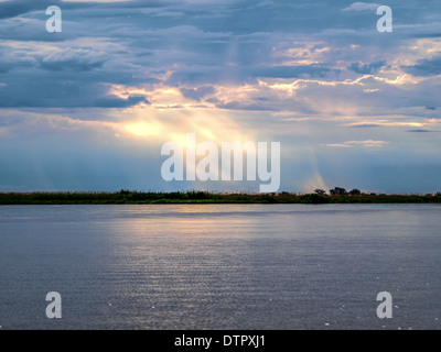 Fiume Chobe paesaggio con luce dietro il cielo velato Foto Stock