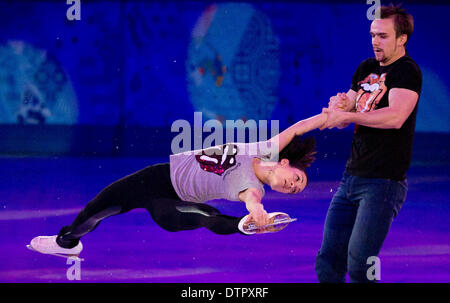 Sochi, Russia. Il 22 febbraio, 2014. Ksenia Stolbova e Fedor Klimov della Russia eseguire durante il pattinaggio sul ghiaccio al Gala di pattinaggio Iceberg Palace durante il Sochi 2014 Olimpiadi invernali a Sochi, Russia. Credito: Paolo Kitagaki Jr./ZUMAPRESS.com/Alamy Live News Foto Stock