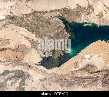 Una diga nel bacino Yanqi, in Cina Xinjian della provincia, nel deserto Taklamakan, fornisce acqua alle aziende della zona. Foto Stock