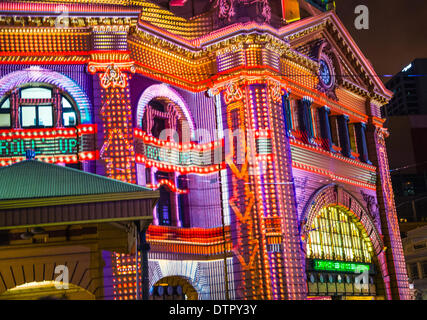 Melbourne, Australia. Il 22 febbraio, 2014. Melbourne's strade della città sono state trasformate in una celebrazione di musica, cibo, cinema, arte e luce, per una sola notte, dall'alba al tramonto. La notte bianca festival illumina la città. Con luce impianti di proiezione di Flinders Street Stazione ferroviaria Foto di Flinders Street Station con luce l'installazione. La folla di 500.000 persone hanno partecipato. Copyright: Dunrobin Studios/Alamy Live News Foto Stock