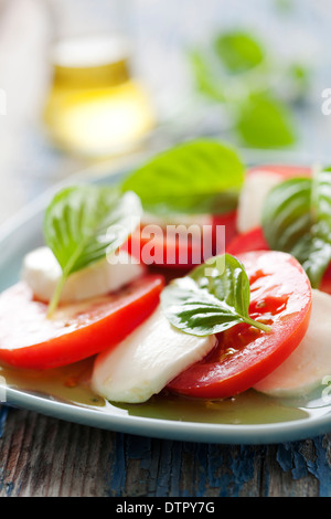 Vista dettagliata del classico italiano insalata caprese, con mozzarella,il basilico e pomodoro Foto Stock