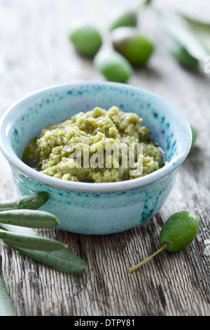 Ciotola con la pasta di oliva fresca Foto Stock