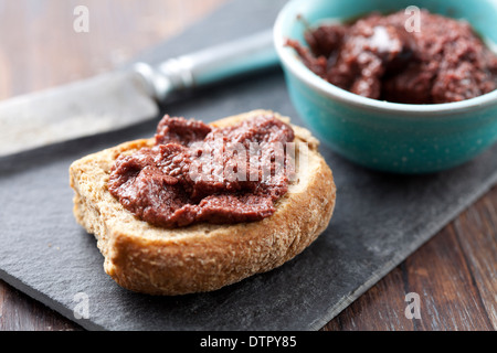 Crostini integrali con pasta di olive Foto Stock