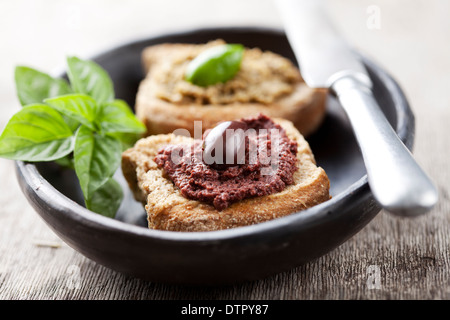 Antipasti Crostini con pasta di olive Foto Stock