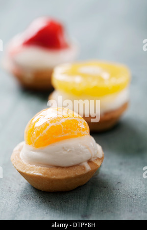 Mini crostate con crema di latte e frutta Foto Stock