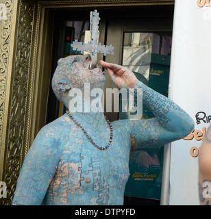 Hollywood CA, Stati Uniti d'America. Il 22 febbraio, 2014. Il Enigna uomo compie a Crederci o no di Ripley! In Hollywood Sabato, come onorano questa antica arte celebrando il mondo Sword Swallower's Day. Foto da Gene Blevins/LA DailyNews/ZumaPress/Alamy Live News Foto Stock