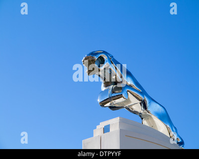 Una statua di cromo di una Jaguar al di fuori di una concessionaria auto a Knoxville, in Tennessee contro un cielo blu Foto Stock