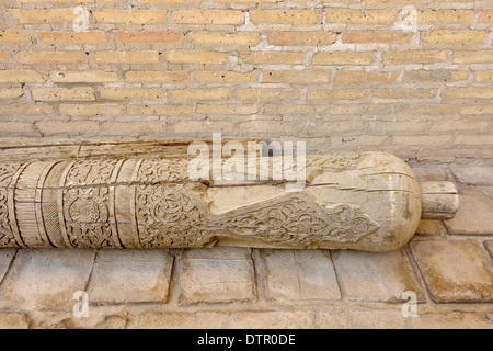 Colonna di legno nel cortile di Kuhna Arca fortezza, Khiva, Uzbekistan Foto Stock