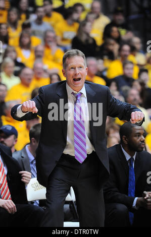 Wichita, Kansas, Stati Uniti d'America. Il 22 febbraio, 2014. 22 febbraio 2014: Drake Bulldogs head coach Ray Giacoletti incoraggia la sua difesa nel primo semestre durante il NCAA pallacanestro tra il Drake Bulldogs e Wichita State Shockers a Charles Koch Arena di Wichita, Kansas. Kendall Shaw/CSM/Alamy Live News Foto Stock