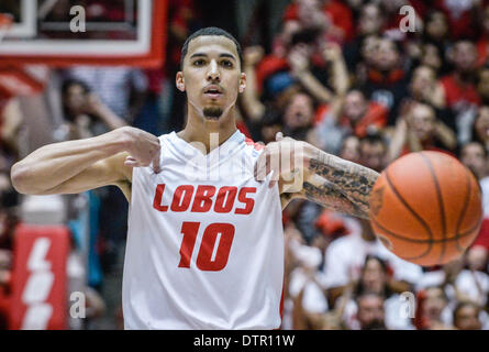 Albuquerque, Nuovo Messico, Stati Uniti d'America. Il 22 febbraio, 2014. Roberto E. Rosales.Lobo Kendall Williams(CQ) punti a se stesso come il Lobos tendere le loro piombo su San Diego State sabato notte al Pit. Williams finito il gioco con 10 punti. Il Lobos sconfitto San Diego Membro da 58 a 44.Roberto E. Rosales/Albuquerque Journal.Albuquerque, Nuovo Messico. © Roberto E. Rosales/Albuquerque ufficiale/ZUMAPRESS.com/Alamy Live News Foto Stock