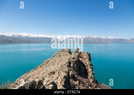 Vista delle montagne innevate della Turchia orientale da Aghtamar Island, il lago Van. Foto Stock