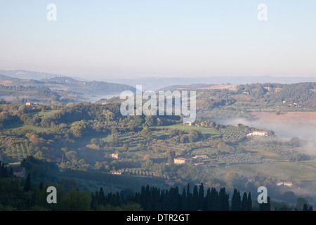 Nebbia di mattina e la luce del sole sulle pendici della valle sottostante Montepulciano, Toscana, Italia. Credito Jo Whitworth Foto Stock