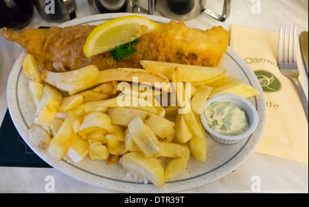 Pesce e patatine al Quayside Cafe a Whitby, Premio Nazionale vincitore 2014 Foto Stock