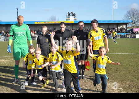 Gosport, UIK. Il 22 febbraio, 2014. Capitani mascotte e funzionari pongono al centro cerchio.Gosport Borough v Havant & Waterlooville, Semi Finale, FA Trofeo, 22 febbraio 2014 (c) Paolo Gordon, Alamy Live News Foto Stock