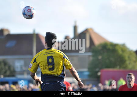 Tim davanzale marcatore sia di Gosport gli obiettivi vince un'intestazione. Il 22 febbraio, 2014. Gosport Borough v Havant & Waterlooville, Semi Finale, FA Trofeo, 22 febbraio 2014 (c) Paolo Gordon/flashspix.co.uk/Alamy Live News Foto Stock