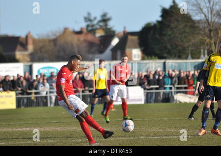 Havant defender elimina le sue linee. Regno Unito, 22 febbraio, 2014. Gosport Borough v Havant & Waterlooville, Semi Finale, FA Trofeo, 22 febbraio 2014 (c) Paolo Gordon, Alamy Live News Foto Stock
