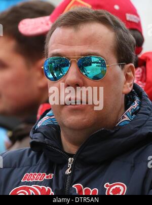 Sochi, Russia. 23 feb 2014. Primo Ministro russo Dmitry Medvedev guarda le gare di bob a quattro uomo riscalda nel centro di scorrimento Sanki a Sochi 2014 Giochi Olimpici, Krasnaya Polyana, Russia, 23 febbraio 2014. Foto: Fredrik von Erichsen/dpa/Alamy Live News Foto Stock