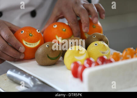 Nantong, cinese della provincia di Jiangsu. 23 feb 2014. Un set di chef frutti ha scolpito a frutta e verdura concorso di intaglio per la cucina cinese chef di Nantong, est cinese della provincia di Jiangsu, Feb 23, 2014. Credito: Xu Peiqin/Xinhua/Alamy Live News Foto Stock