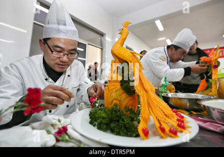 Nantong, cinese della provincia di Jiangsu. 23 feb 2014. Chef prendere parte in una frutta e verdura concorso di intaglio per la cucina cinese chef di Nantong, est cinese della provincia di Jiangsu, Feb 23, 2014. Credito: Xu Peiqin/Xinhua/Alamy Live News Foto Stock