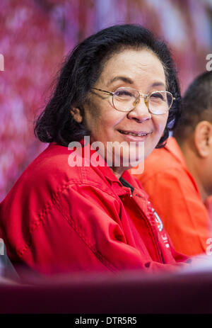 Nakhon Ratchasima, Thailandia. 23 feb 2014. TIDA TAWORNSETH, presidente dell'UDD, all'UDD riuniti in Korat. Il fronte unito della democrazia contro il dittatore (UDD o Camicie rosse), che sostiene il governo eletto di Yingluck Shinawatra, andata in scena la "UDD il suono dei tamburi di battaglia'' rally in Nakhon Ratchasima (Korat) per contrastare le proteste contro il governo che hanno afferrato Bangkok dal mese di novembre. Intorno 4.000 di UDD regionale e coordinatori provinciali lungo con dell'organizzazione membri principali si sono incontrati presso la Sala Liptapunlop all'interno di Sua Maestà il Re della 80th Foto Stock