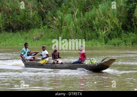 I bambini in una piroga barca caricata con banane, fiume Rio Baude, Choco Provincia, Columbia, Sud America Foto Stock