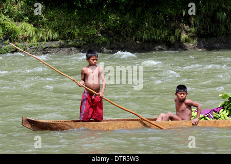 I bambini in una piroga barca caricata con banane, fiume Rio Baude, Choco Provincia, Columbia, Sud America Foto Stock