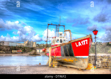 Red Boat in Tenby harbour Pembrokeshire Wales storica cittadina gallese sul lato ovest della baia di Carmarthen in HDR Foto Stock