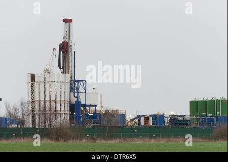 Barton Moss, Salford, Regno Unito. Domenica 23 febbraio 2014. L'IGas di perforazione esplorativa sito su Barton Moss vicino a Manchester, vicino a dove gli attivisti hanno manifestato contro il processo di fracking. Credito: Russell Hart/Alamy Live News. Foto Stock