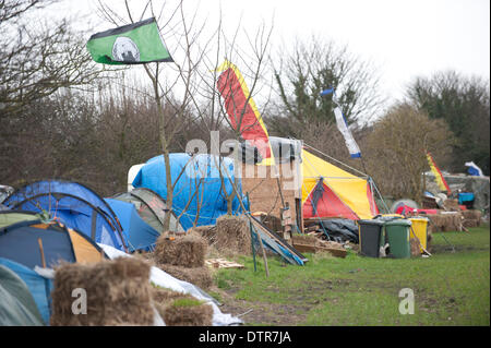 Barton Moss, Salford, Regno Unito. Domenica 23 febbraio 2014. Anti-fracking manifestanti su Barton Moss vicino al Manchester continuano la loro campagna per il terzo mese contro la perforazione esplorativa vicino all'IGas Barton sito. Gli attivisti temono che il procedimento di fratturazione idraulica potrebbe essere ambientalmente pericolosi e portare a l' avvelenamento delle fonti di approvvigionamento idrico e una contaminazione dell'atmosfera. Credito: Russell Hart/Alamy Live News. Foto Stock