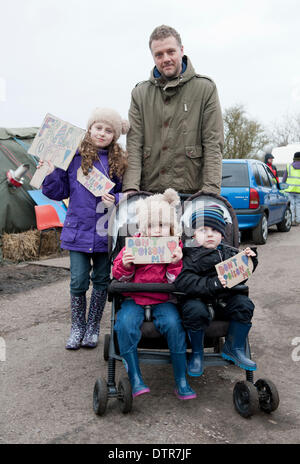 Barton Moss, Salford, Regno Unito. Domenica 23 febbraio 2014. Una famiglia protestare su Barton Moss vicino a Manchester contro la perforazione esplorativa vicino all'IGas Barton sito. Gli attivisti temono che il procedimento di fratturazione idraulica potrebbe essere ambientalmente pericolosi e portare a l' avvelenamento delle fonti di approvvigionamento idrico e una contaminazione dell'atmosfera. Credito: Russell Hart/Alamy Live News. Foto Stock