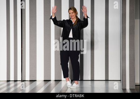 Designer Anya Hindmarch durante la London Fashion Week Autunno/Inverno 2014, nel centro di Londra. Foto Stock