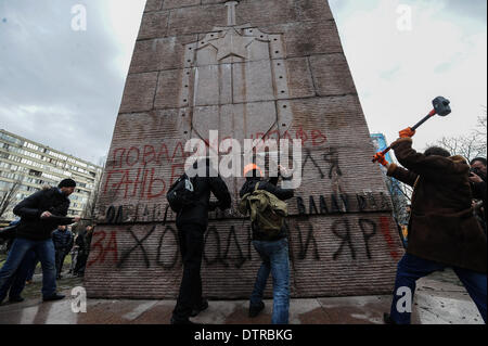 Kiev, Ucraina. 23 feb 2014. Persone demolire le lettere di Cheka (All-Russian straordinaria della commissione per la lotta contro la controrivoluzione e il sabotaggio) ufficiali monumento a Kiev, Ucraina, Feb 23, 2014. Credit: Iam Tianfang/Xinhua/Alamy Live News Foto Stock