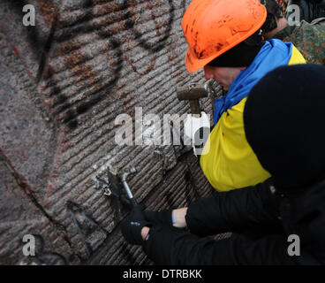 Kiev, Ucraina. 23 feb 2014. Persone demolire le lettere di Cheka (All-Russian straordinaria della commissione per la lotta contro la controrivoluzione e il sabotaggio) ufficiali monumento a Kiev, Ucraina, Feb 23, 2014. Credit: Iam Tianfang/Xinhua/Alamy Live News Foto Stock