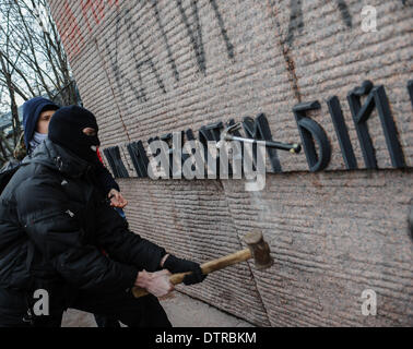 Kiev, Ucraina. 23 feb 2014. Persone demolire le lettere di Cheka (All-Russian straordinaria della commissione per la lotta contro la controrivoluzione e il sabotaggio) ufficiali monumento a Kiev, Ucraina, Feb 23, 2014. Credit: Iam Tianfang/Xinhua/Alamy Live News Foto Stock