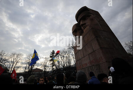 Kiev, Ucraina. 23 feb 2014. Persone demolire le lettere di Cheka (All-Russian straordinaria della commissione per la lotta contro la controrivoluzione e il sabotaggio) ufficiali monumento a Kiev, Ucraina, Feb 23, 2014. Credit: Iam Tianfang/Xinhua/Alamy Live News Foto Stock