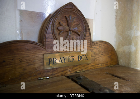 La speranza: una in legno intagliato nella casella di preghiera nella chiesa di Santa Maria, Kersey, Suffolk, Inghilterra. Foto Stock