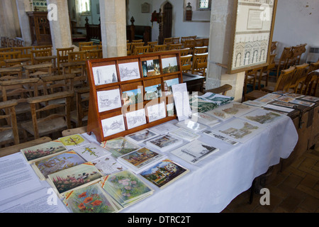 La fiducia sul display: una selezione automatica di cartoline e souvenir in vendita in una chiesa di Suffolk, Inghilterra. Foto Stock