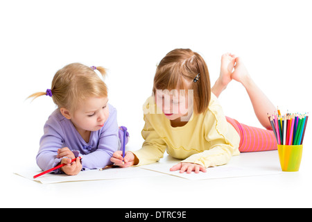 Due ragazze di Disegno con matite di colore insieme su bianco Foto Stock
