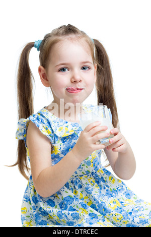 Funny kid bere yogurt o kefir isolato su bianco Foto Stock