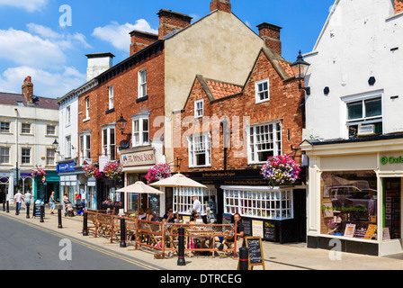 Negozi e cafè nel centro storico antico luogo di mercato, Knaresborough, North Yorkshire, Inghilterra, Regno Unito Foto Stock