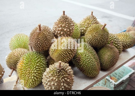 Frutta Durian vendere dal lato strada in Malesia Foto Stock