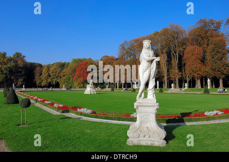 Statua nel giardino del castello barocco Castello moated Nordkirchen, Munsterland, Nord Reno-Westfalia, Germania Foto Stock