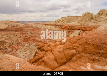 Rimrocks colorato in pietra arenaria, vicino Paria, Escalante Scalone monumento nazionale, Utah, Stati Uniti d'America Foto Stock